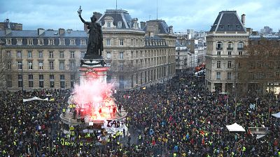 Sarı Yelekliler: Dördüncü perde bitti, Macron çözüm için işçi ve memur sendikalarıyla görüşecek