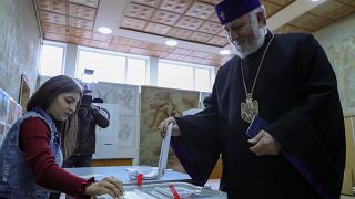 'Barışçıl Devrim'den 7 ay sonra Ermenistan erken seçim için sandık başında