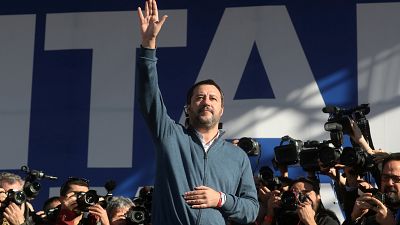 Matteo Salvini surfe sur la vague "gilets jaunes" à Rome
