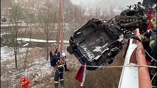 نجات راننده معلق میان زمین و هوا در چین