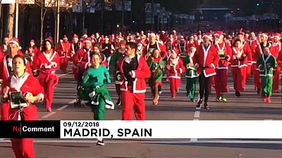 Des milliers de père noël envahissent les rues de Madrid