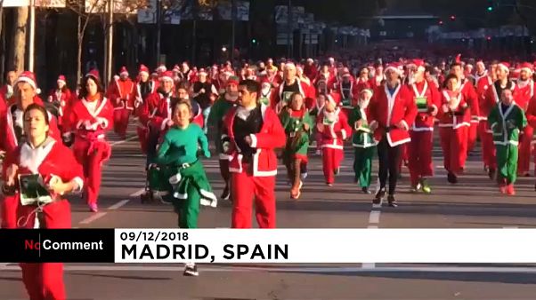 Miles de Papás Noel inundan Madrid por una buena causa Miles de Papás Noel inundan Madrid por una buena causa