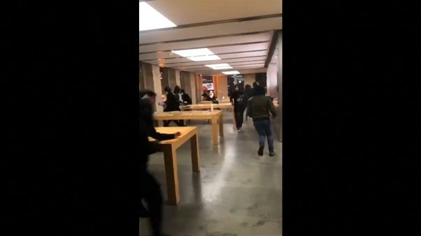 شاهد: نهب محل آبل ستور بمدينة بوردو الفرنسية خلال احتجاجات السترات الصفراء شاهد: نهب محل آبل ستور بمدينة بوردو الفرنسية خلال احتجاجات السترات الصفراء