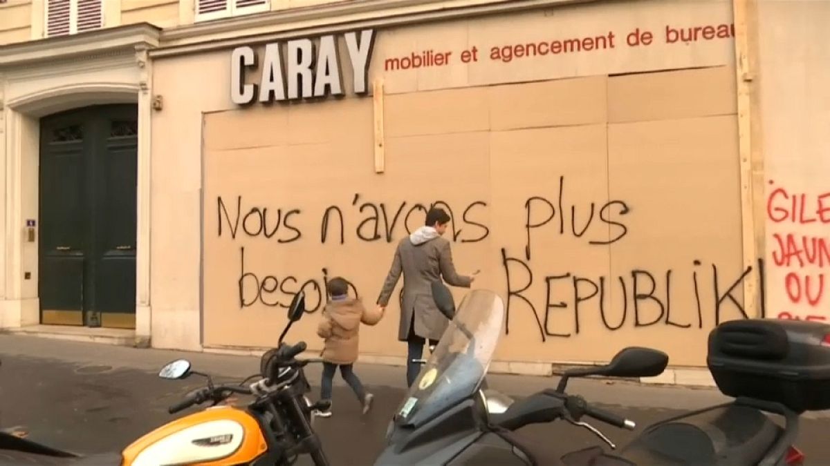 احتجاجات السترات الصفراء تؤثر على أكبر موسم تسوق في باريس 
