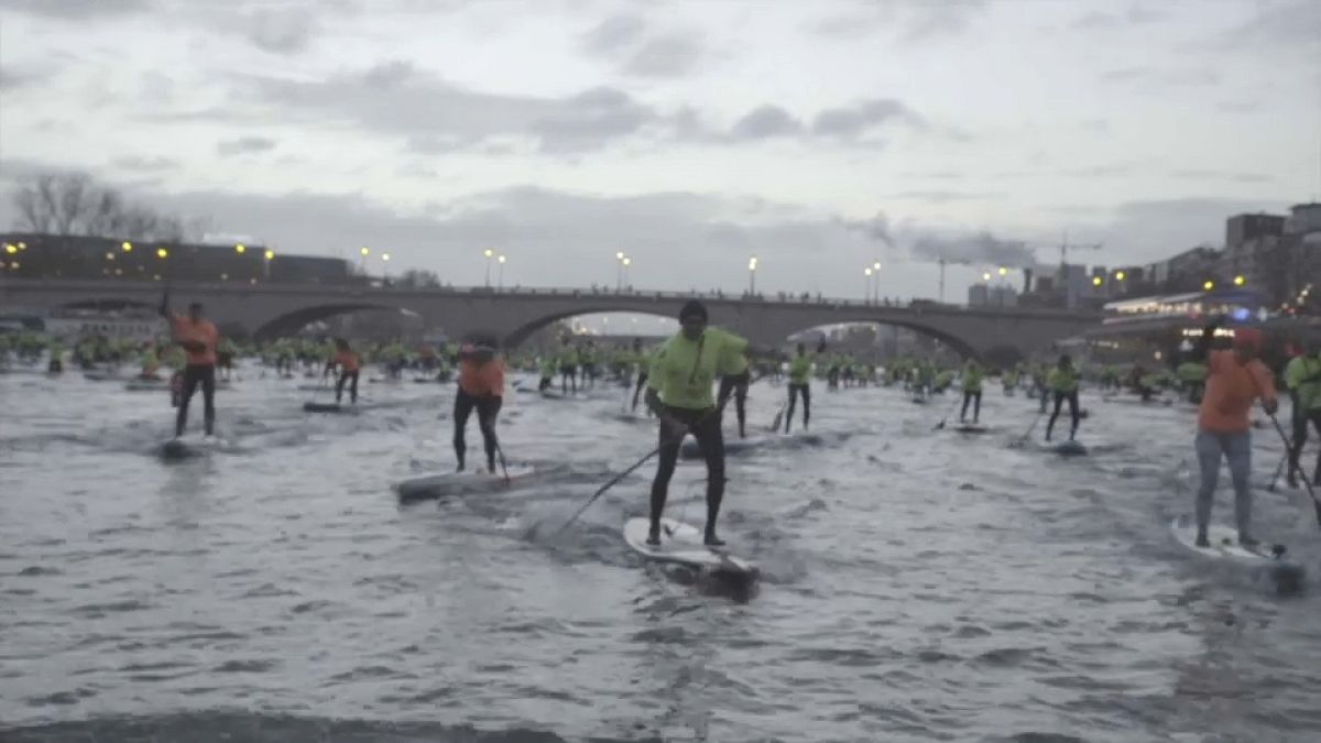 À Paris, les adeptes du stand-up paddle à l'assaut de la Seine