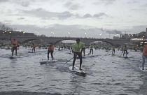 À Paris, les adeptes du stand-up paddle à l'assaut de la Seine