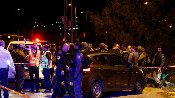 إصابة ستة إسرائيليين في هجوم بالرصاص نفذه فلسطيني في الضفة الغربية إصابة ستة إسرائيليين في هجوم بالرصاص نفذه فلسطيني في الضفة الغربية