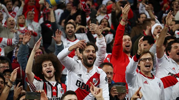 شاهد: جماهير ريفر بليت الأرجنتيني تشعل مدريد احتفالاً بالفوز على بوكا جونيورز شاهد: جماهير ريفر بليت الأرجنتيني تشعل مدريد احتفالاً بالفوز على بوكا جونيورز