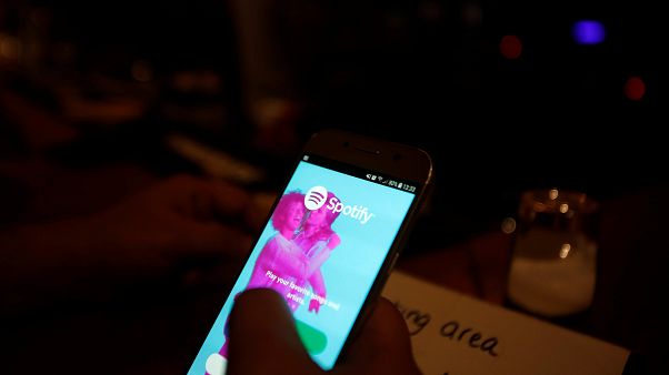 Malezya: Şarjdaki telefondan kulaklıkla müzik dinlerken elektrik çarpan genç öldü Malezya: Şarjdaki telefondan kulaklıkla müzik dinlerken elektrik çarpan genç öldü