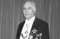 رضا نیازمند پس از نجات کارخانه ولوو، نشان شوالیه را از پادشاه سوئد گرفت