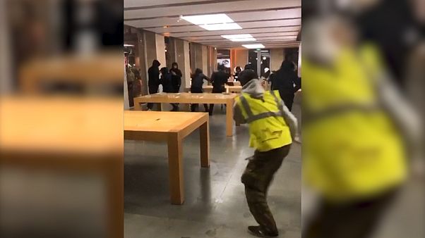 Sarı Yelekliler Apple mağazasını yağmaladı Sarı Yelekliler Apple mağazasını yağmaladı