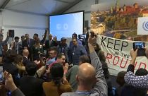 شاهد: أمريكيون يقتحمون اجتماعاً بمؤتمر المناخ اعتراضاً على سياسات ترامب