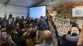 شاهد: أمريكيون يقتحمون اجتماعاً بمؤتمر المناخ اعتراضاً على سياسات ترامب