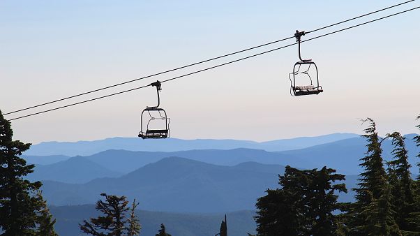 Alplerdeki kayak merkezinde 5 lift vagonu havada çarpıştı Alplerdeki kayak merkezinde 5 lift vagonu havada çarpıştı