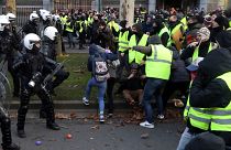 فيديو: الشرطة الفرنسية تعتقل عددا من طلاب المدارس بينهم فتاة تبلغ 14 عاما