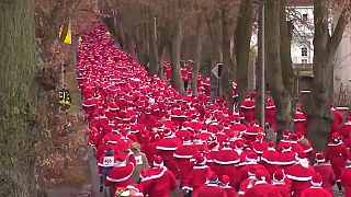 شاهد : إحتفالات وسباق 1200 "سانتا " في مدينة ميشندورف في ألمانيا