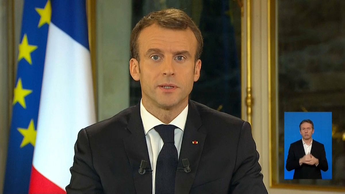 Macron minimálbér-emelést jelentett be, és könnyített a munkáltatók terhein is 