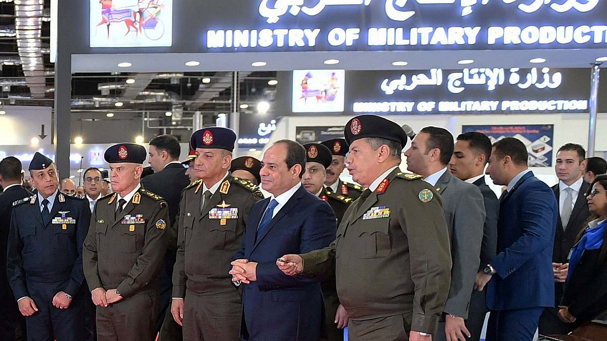 الرئيس المصري عبد الفتاح السيسي وسط قيادات عسكرية مصرية