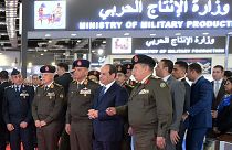 الرئيس المصري عبد الفتاح السيسي وسط قيادات عسكرية مصرية