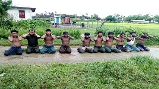 رجال من الروهينجا مربوطي الأيدي بقرية إن دين في ميانمار 1 سبتمبر أيلول 2017