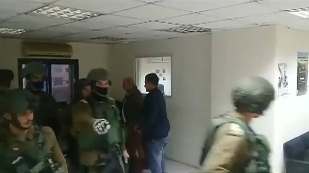 Israelische Soldaten durchsuchen WAFA-Redaktion Israelische Soldaten durchsuchen WAFA-Redaktion