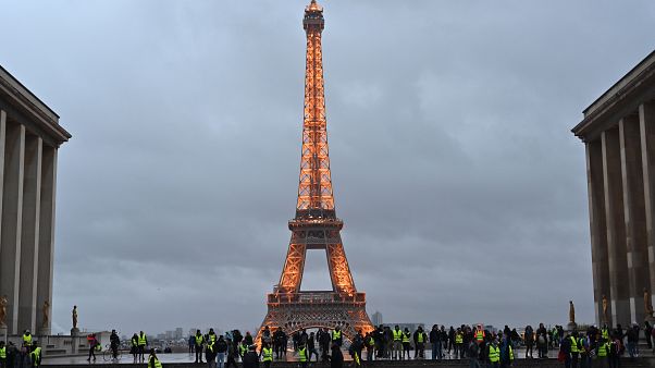 Macron'un 'Sarı Yelekliler' kararlarının faturası belli oldu: 8 ila 10 milyar euro Macron'un 'Sarı Yelekliler' kararlarının faturası belli oldu: 8 ila 10 milyar euro