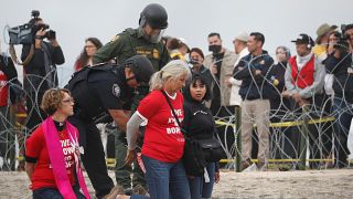 ABD - Meksika sınırında göçmen yanlısı gösteri: 32 gözaltı