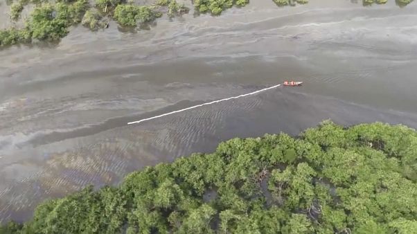 Tentativa de roubo provoca derrame de petróleo no Brasil Tentativa de roubo provoca derrame de petróleo no Brasil