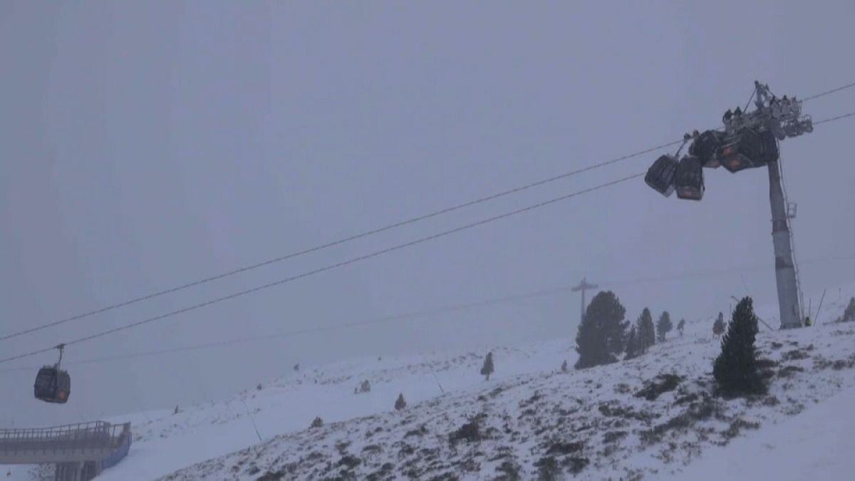 شاهد: اصطدام مجموعة عربات تزلج هوائية في النمسا