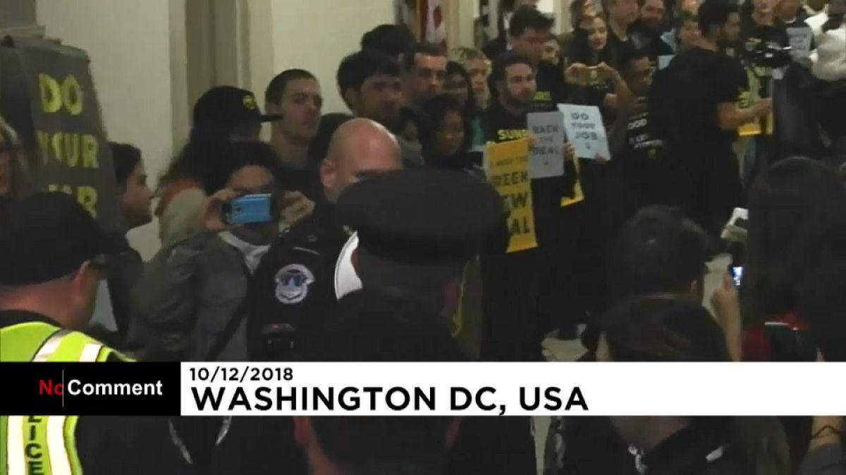 اعتراض کنشگران محیط زیست در دفتر رییس مجلس نمایندگان آمریکا