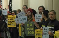 شاهد: الشرطة تعتقل نشطاء المناخ أمام مكتب نانسي بيلوسي