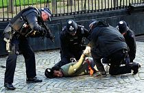 شاهد: الشرطة البريطانية توقف شخصا داخل حرم البرلمان باستخدام مسدس صاعق