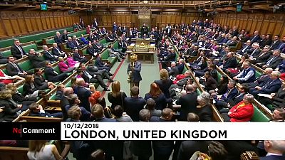 شاهد: رفع الصولجان الملكي بالبرلمان البريطاني والرسالة برسم تيريزا ماي