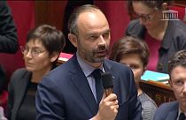 Le "virage social" de Macron critiqué par l'opposition