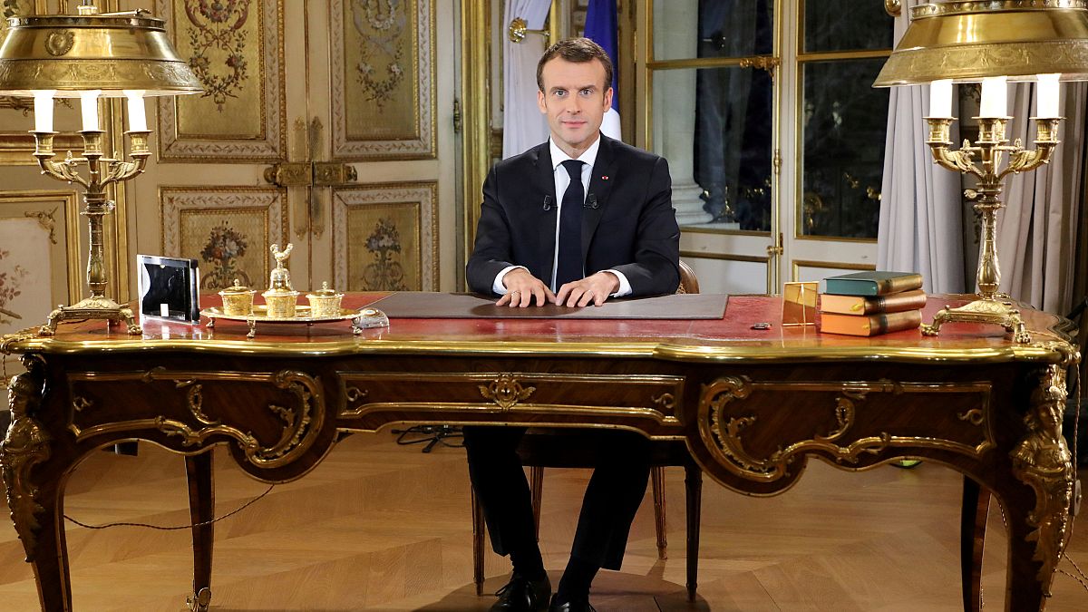 Macron mostró "profundo desagrado" en su discurso sobre los chalecos amarillos, según experto