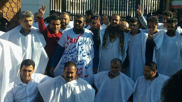 تجمع کارگران کفنپوش فولاد اهواز با الهام از جلیقهزردهای فرانسه تجمع کارگران کفنپوش فولاد اهواز با الهام از جلیقهزردهای فرانسه