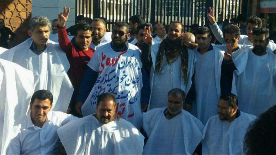 تجمع کارگران فولاد اهواز با الهام از جلیقه زردها