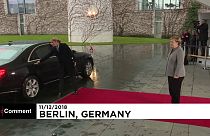 Theresa May Berlin'de Merkel ile yapacağı toplantı öncesi araçta kilitli kaldı