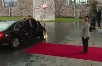 شاهد: ماي تعلق داخل سيارتها للحظات فيما ميركل تنتظرها