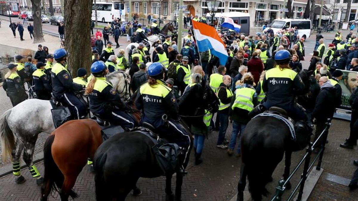 Hollanda'da Sarı Yelekliler'den sonra Kırmızı Yelekliler sokağa çıkıyor
