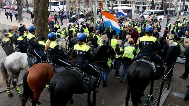 Hollanda'da Sarı Yelekliler'den sonra Kırmızı Yelekliler sokağa çıkıyor Hollanda'da Sarı Yelekliler'den sonra Kırmızı Yelekliler sokağa çıkıyor