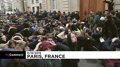 Estudiantes se manifiestan en París y se solidarizan con los "chalecos amarillos"