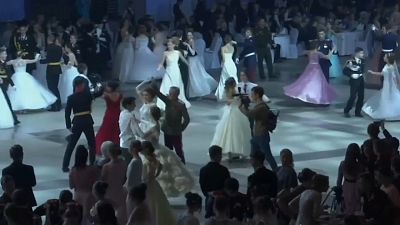 شاهد: حفل راقص في قصر الكرملين بمشاركة 1000 من تلامذة المعاهد العسكرية الروسية