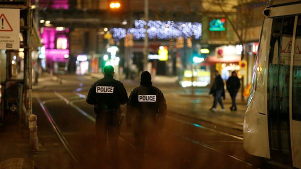 Strasburgo, killer ancora in fuga: "Ultimo avvistamento a Neuhof, nel sud della città" Strasburgo, killer ancora in fuga: "Ultimo avvistamento a Neuhof, nel sud della città"