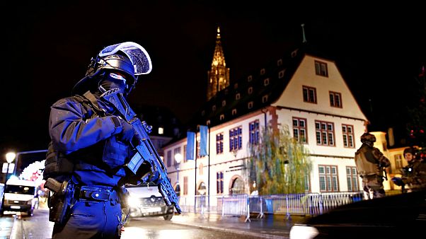Estrasburgo em estado de alerta máximo com autor de tiroteio em fuga Estrasburgo em estado de alerta máximo com autor de tiroteio em fuga