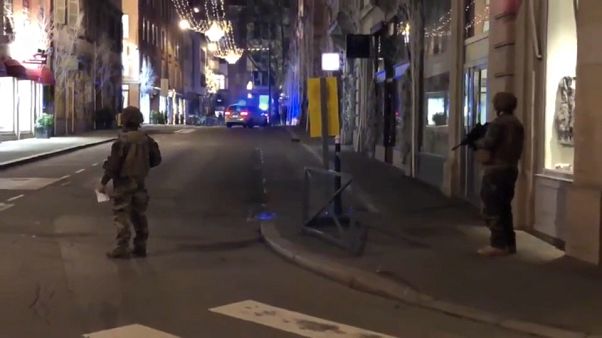 فرنسا: 4 قتلى على الأقل في إطلاق نار وسط ستراسبورغ والمشتبه به لا يزال في حالة فرار فرنسا: 4 قتلى على الأقل في إطلاق نار وسط ستراسبورغ والمشتبه به لا يزال في حالة فرار