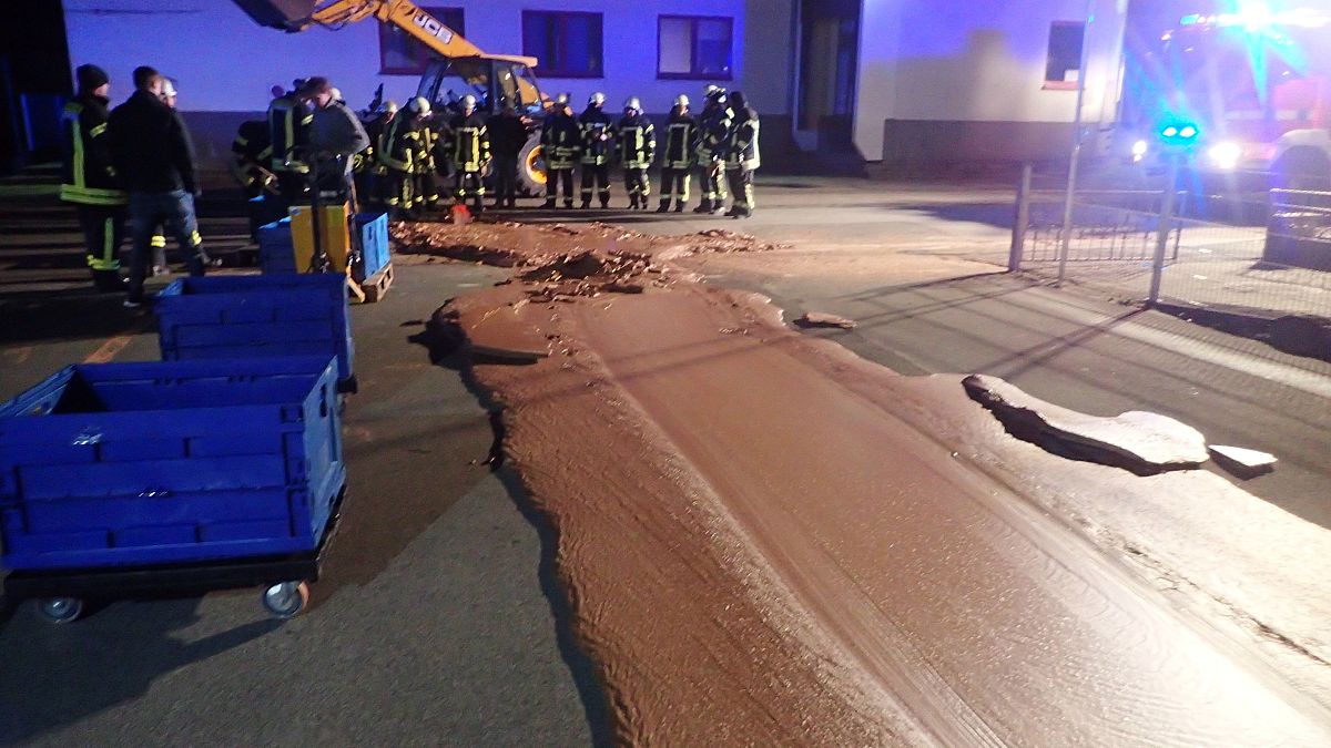 Csokoládé lepte el az utcát a németországi Werlben