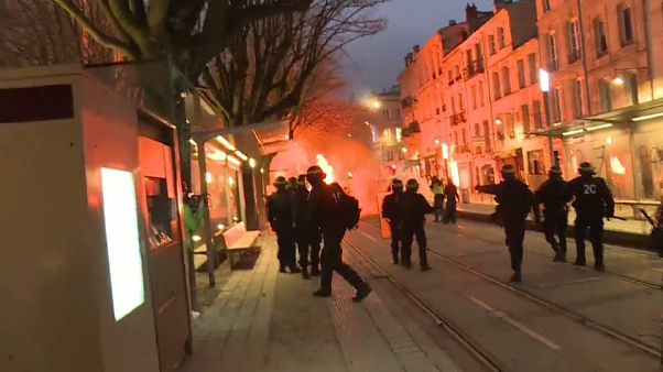 Fransa’da Sarı Yelekliler krizi: Muhalefet hükümet aleyhine gensoru önergesi verdi Fransa’da Sarı Yelekliler krizi: Muhalefet hükümet aleyhine gensoru önergesi verdi