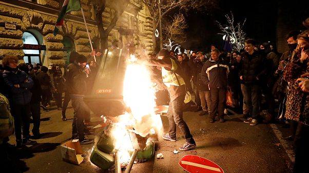 Prostesters against the new "slave law" burn bins in front of parliament Prostesters against the new "slave law" burn bins in front of parliament