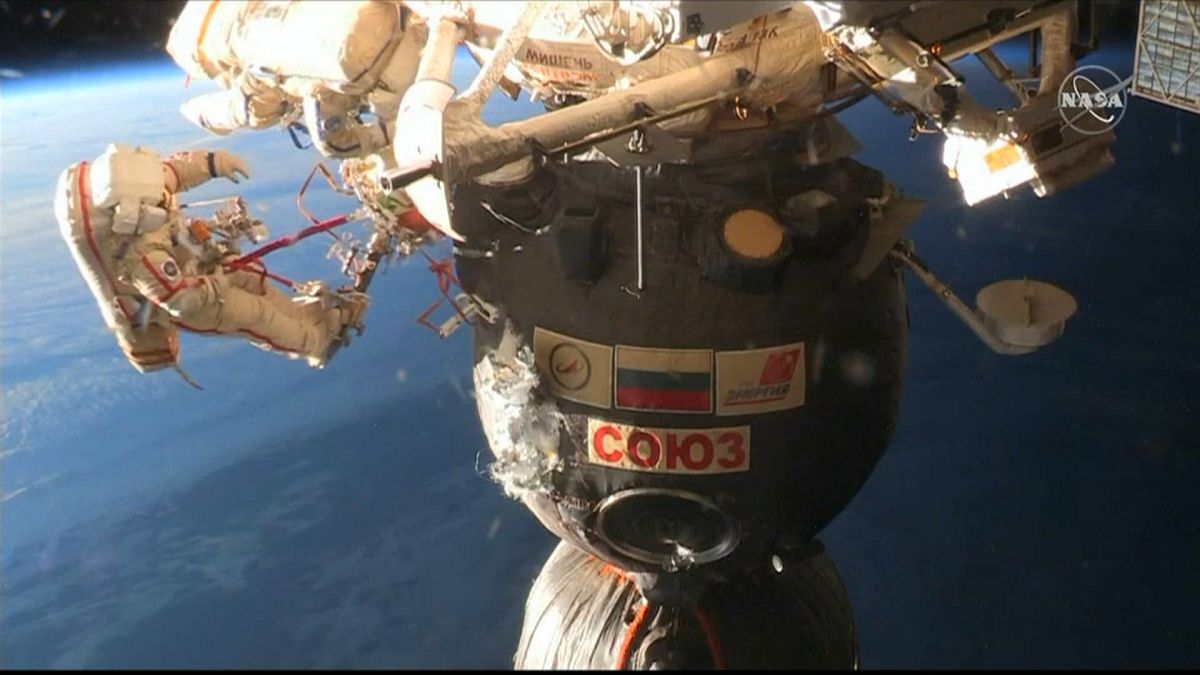 Kosmonauten untersuchen ISS - Mysteriöses Loch in Raumkapsel